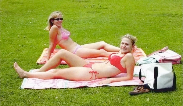 2 girls bathing in Palisades Park LA