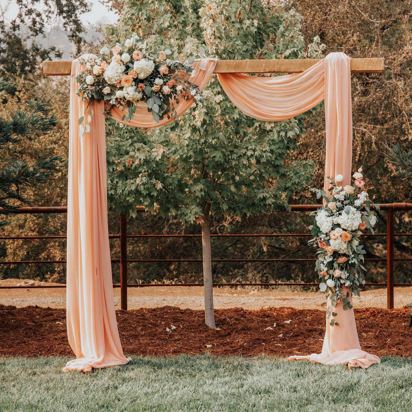 Can you picture saying your I Do&rsquo;s standing at an altar this pretty?! 😍 Can&rsquo;t wait to share more from this beautiful gallery captured by @ernest.and.aurelia // Florals @littleredhenchico // Altar &amp; draping @wedodesigns #sodreamy #cer