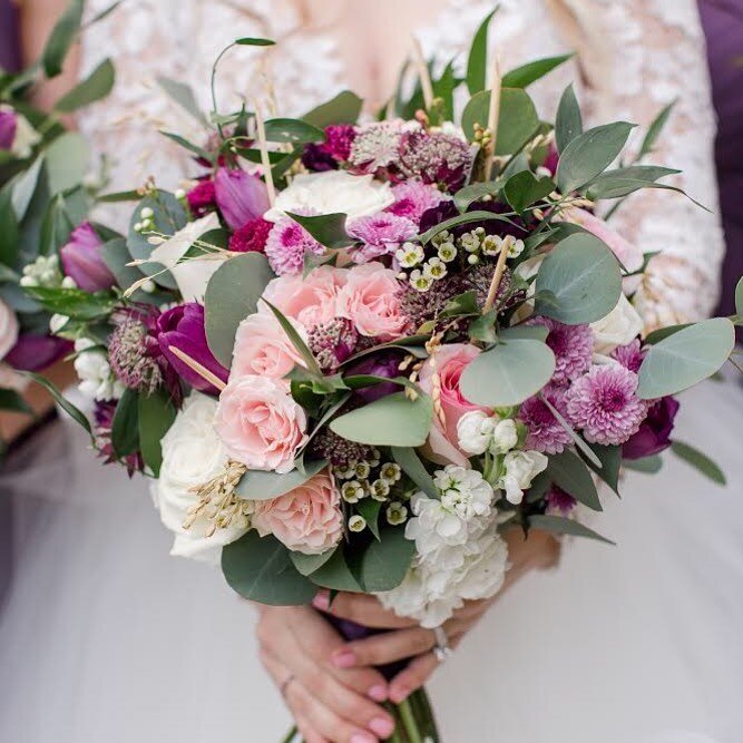 We think pretty blooms make a great night cap after a busy day! Loved this bouquet by @brokenoakacres 😍 📷 @amber_enos