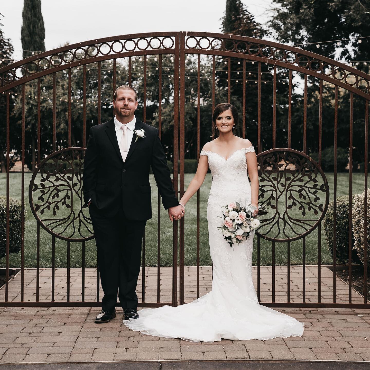 Love truly shines through ❤️ // Photos @joel.jauregui.photography // Planning @530bride // Venue @irongategardeninn // Florals @littleredhenchico // Gown @aebridal #weddingday #microwedding #the530bride