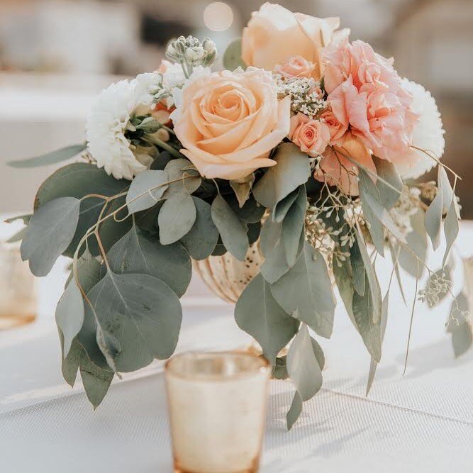 The time change + a busy day of emails sure made our Monday fly by, but these pretty flowers gave just enough zen to get us through 👌 // Photo @ernest.and.aurelia // Florals @littleredhenchico // Planning @530bride