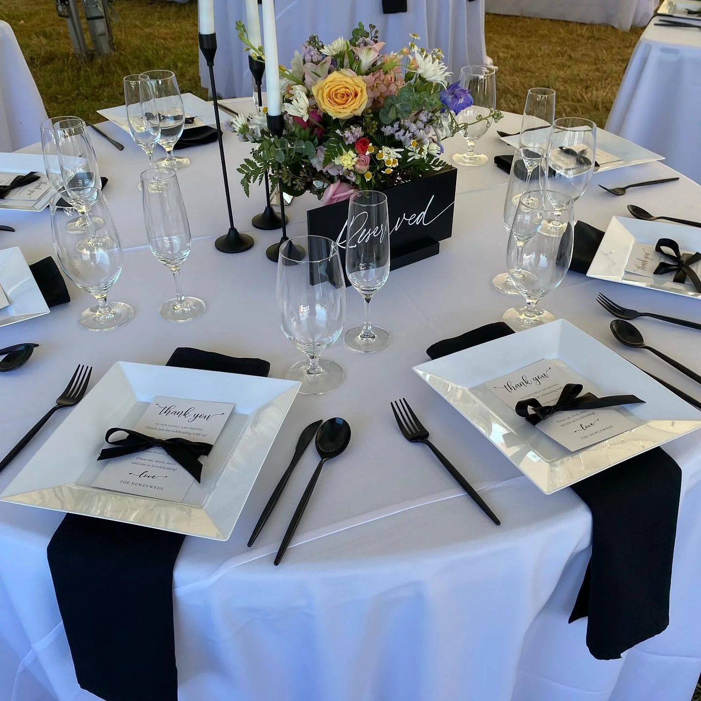 Loved the black and white details with a pop of floral color for Karlee &amp; Riley&rsquo;s big day! 

#weddingplanner #the530bride #outdoorweddings