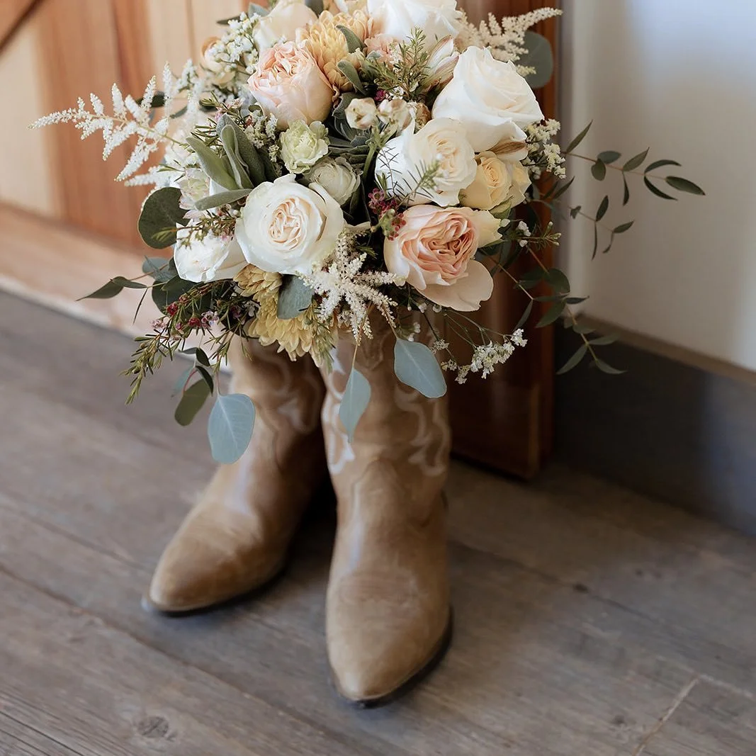 Spring wedding fever over here 💗 Just soaking up the beautiful images captured by @dianenicolephoto from Leanne &amp; Alex&rsquo;s celebration.  Thoughtful ceremony vows, heartfelt toasts, these smiles and a packed dance floor make for lasting memor