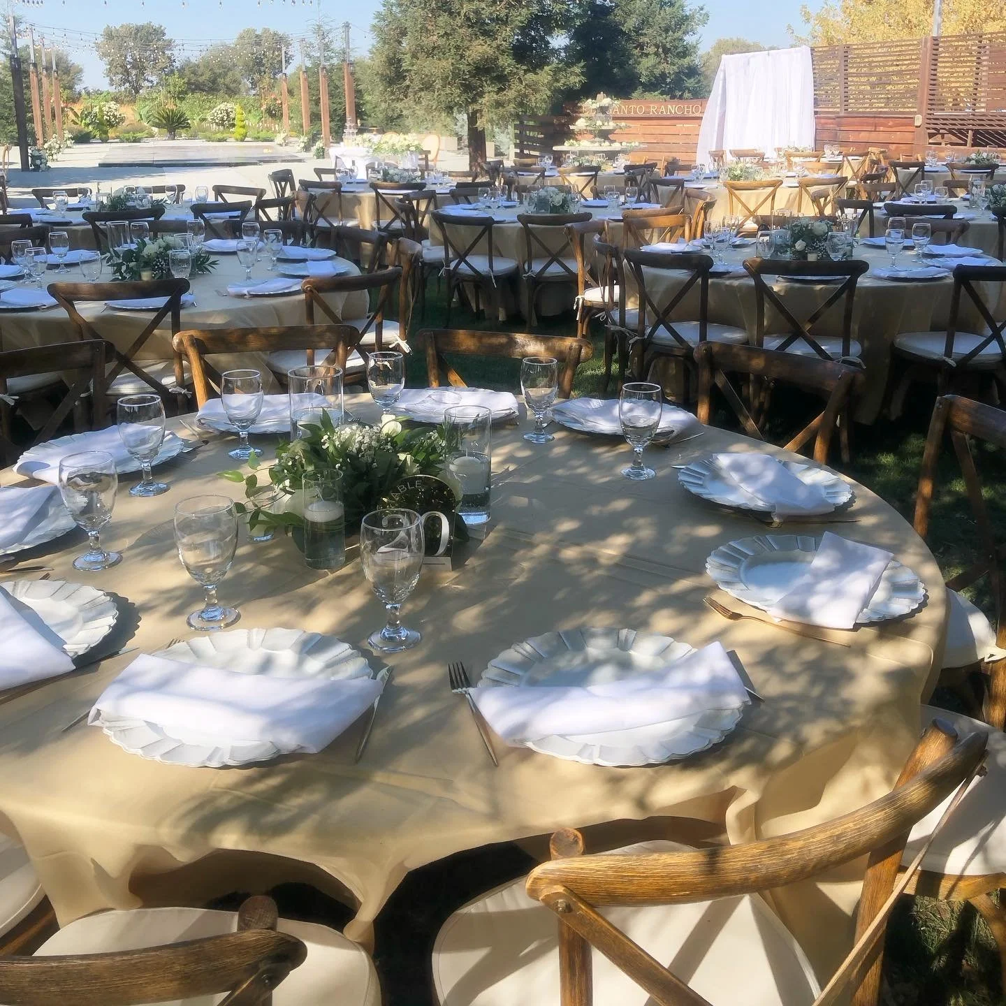 Eleganto Rancho was such a perfect backdrop to celebrate Crystal &amp; Miguel&rsquo;s reception 💗 Can&rsquo;t wait to see their pro photos and all of the detail shots!