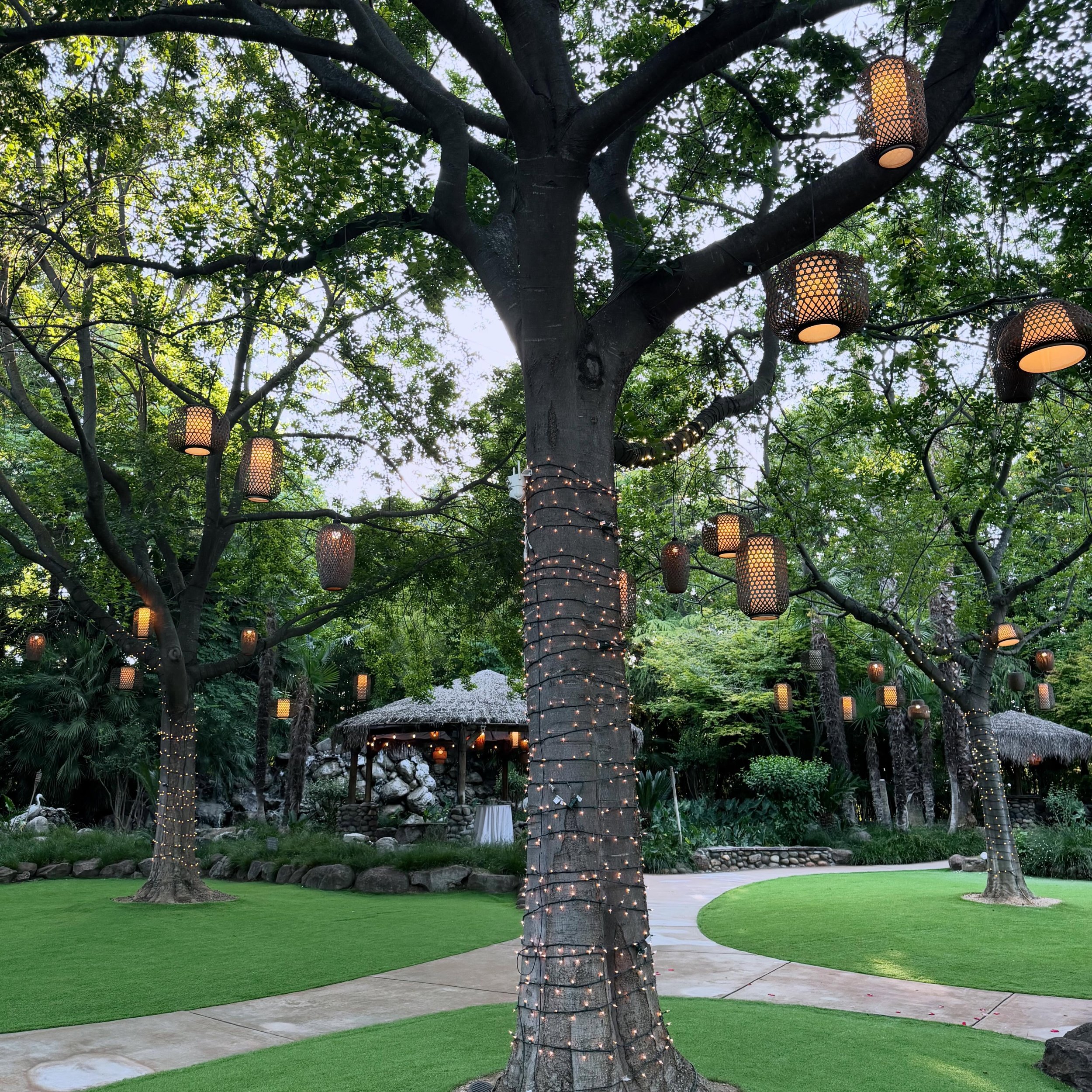 Part of our planning role is to also be match-makers for our clients. We work through our couple&rsquo;s ideas and inspiration so that we can pair up the curated vendor team to create magic! 👌 Couldn&rsquo;t ask for a prettier backdrop for Jennifer 