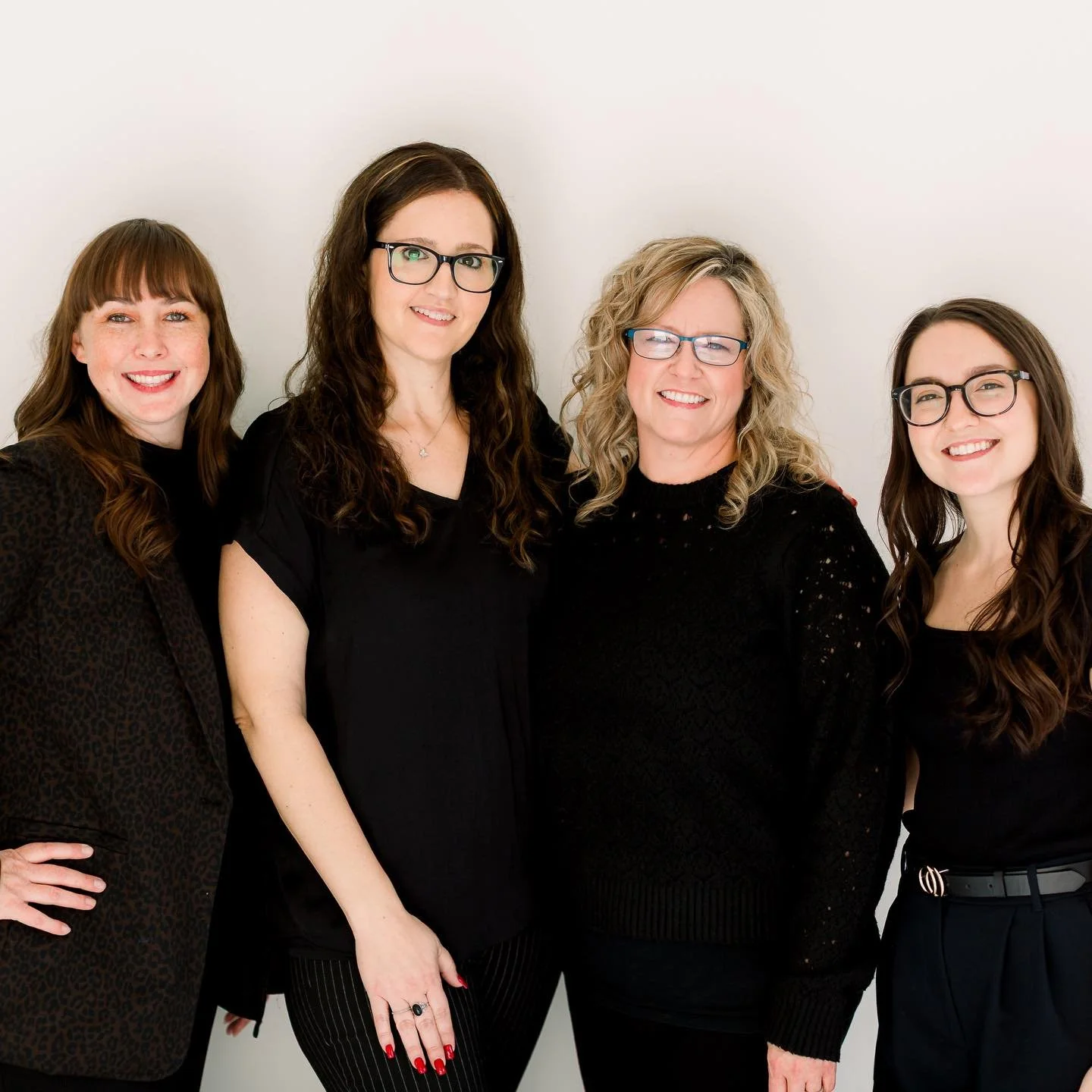 POV you found other gals who like to dress in all black and make rock solid wedding day timelines! 👌💕 Our busy season is just around the corner, so it seemed fitting to share these recent photos by @susiemendozaphoto capturing a few of The 530 Brid