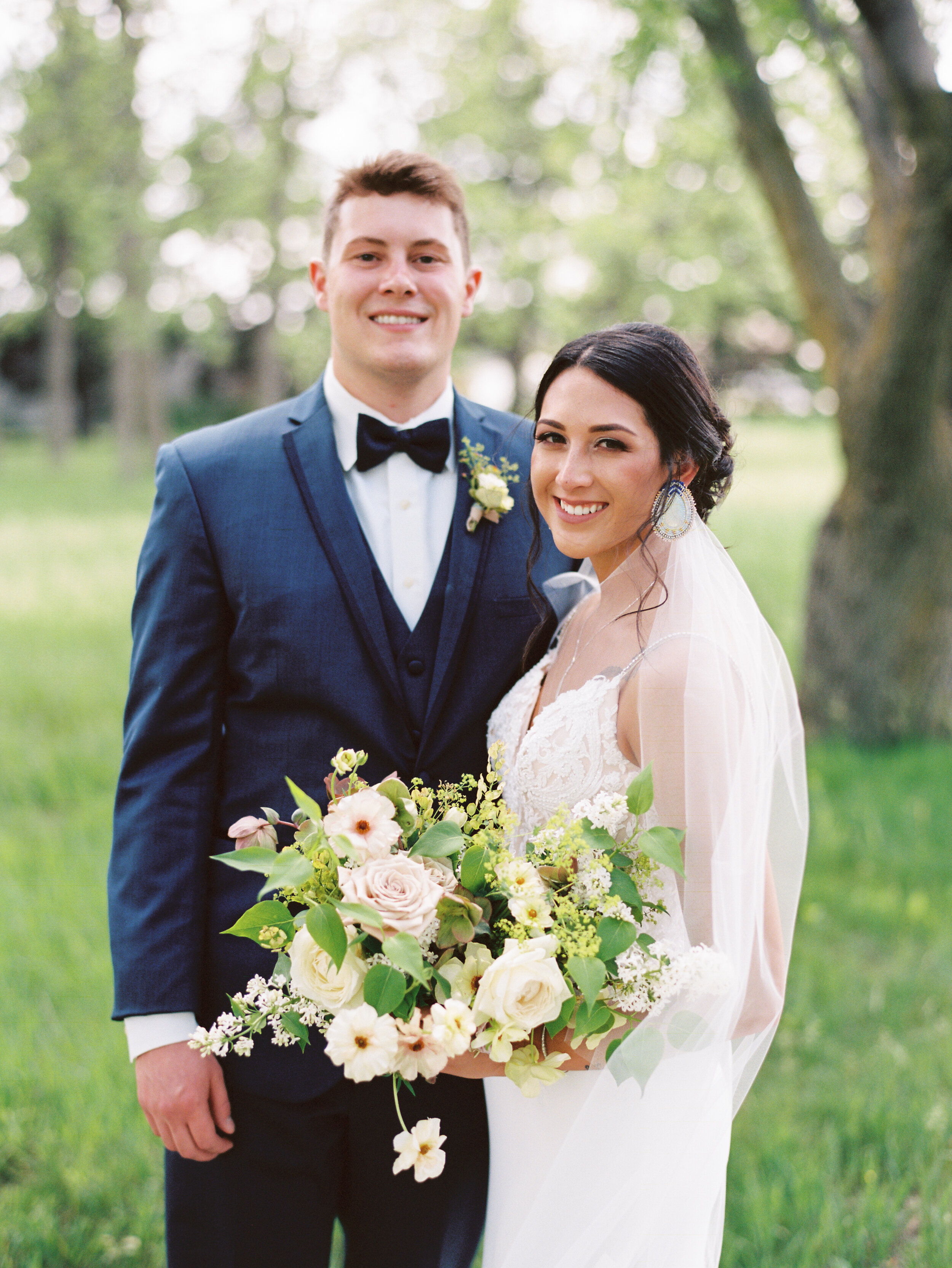 Real Wedding: Alicia + Austin: May flowers in Nebraska - Ashley Fox ...