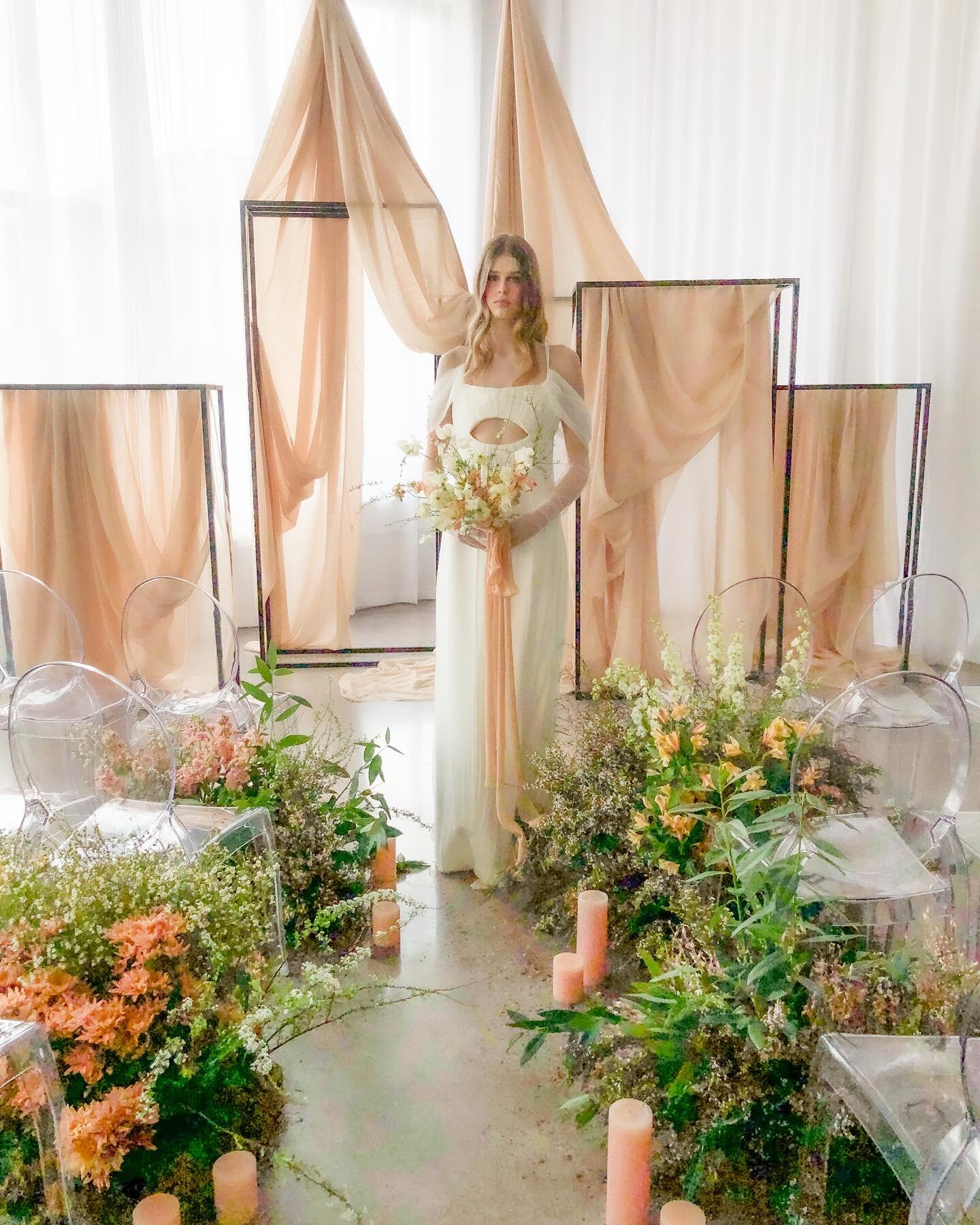 Our drape era🍑🍃
.
Inspired by high-volume, organic textures and light as air, sun-lit drape. Happy Spring Equinox! 
.
Bts images and video seen here @ashleyfoxdesigns @reverie.floral.design 
.
Images @amandanippoldtphoto 
Video @blushfilmco 
Venue 