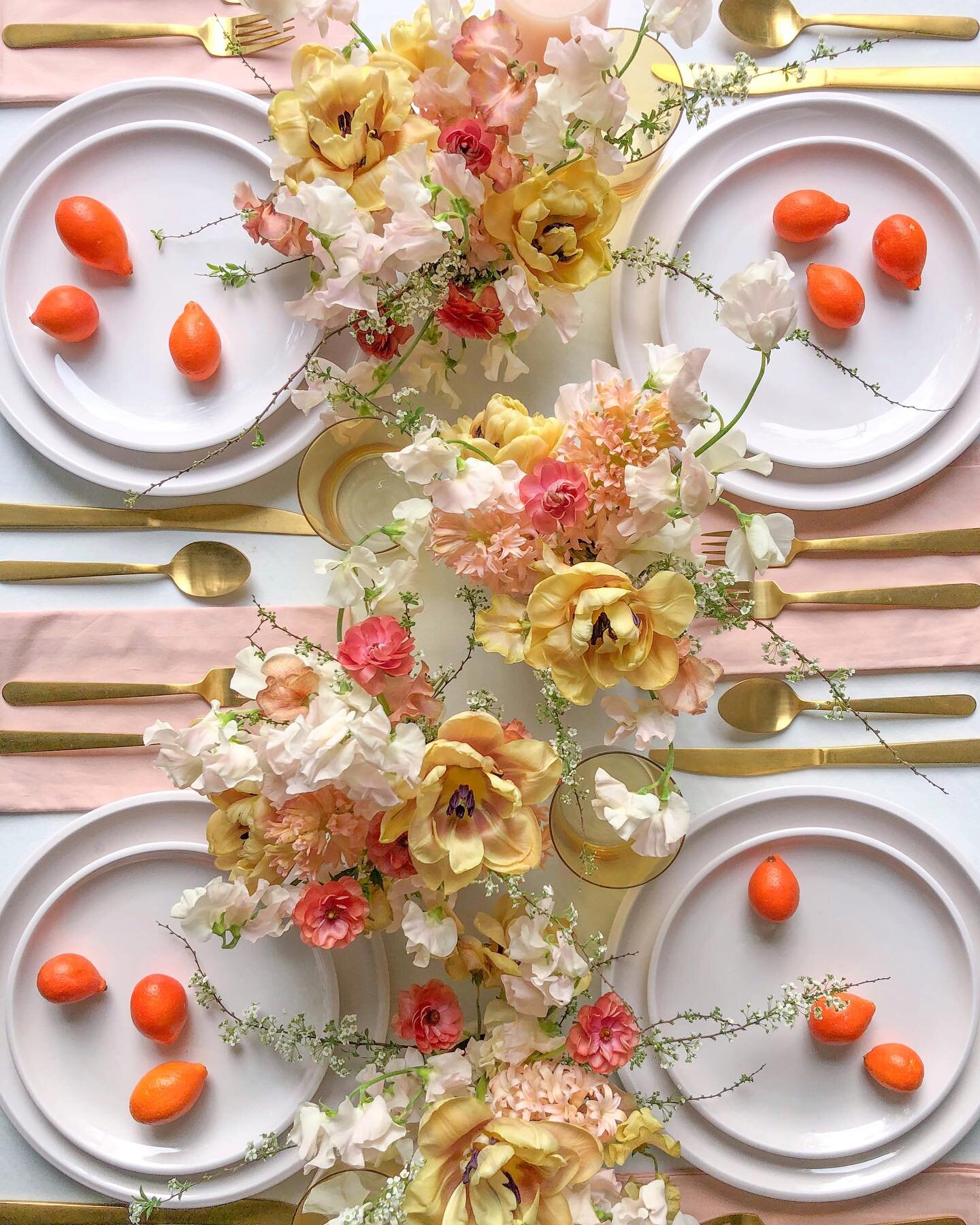 Orange marmalade🍊🍯🍽️
.
March in the studio with Belle &Eacute;poque tulips, spirea, sweet pea, Orange Lion hyacinth and Musa Butterfly ranunculus.
.
Flowers sourced @kennicott_twincities @dutchflowerline_nyfg 
Pillar candles @creative.candles