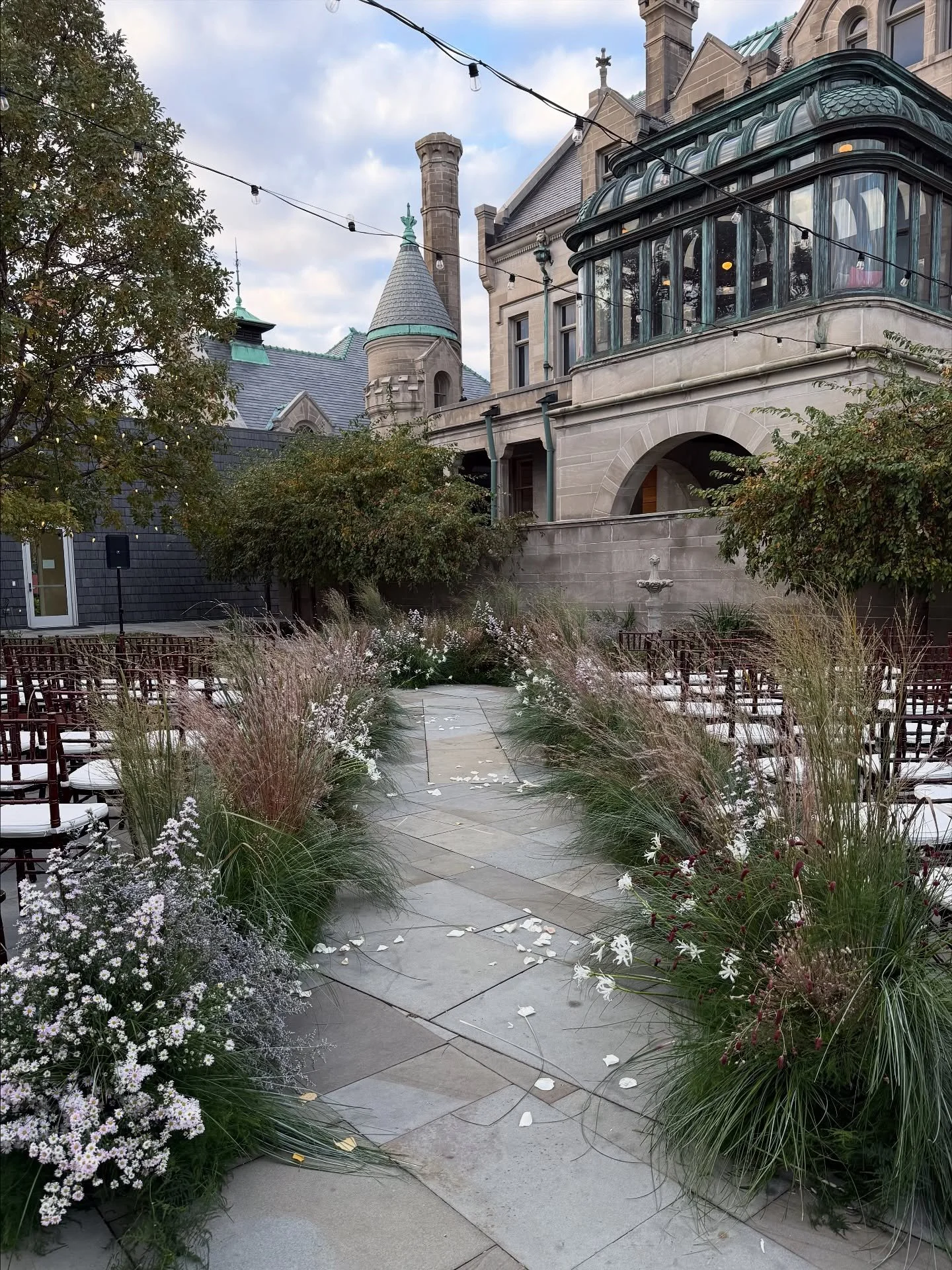 October aisle for A+D🌾🌾🌾
.
The groom, a self-proclaimed &ldquo;student of the natural world&rdquo;, as well as arborist, woodworker and prairie restoration by trade, requested we use his foraged prairie grasses from a friend&rsquo;s meadow in the 