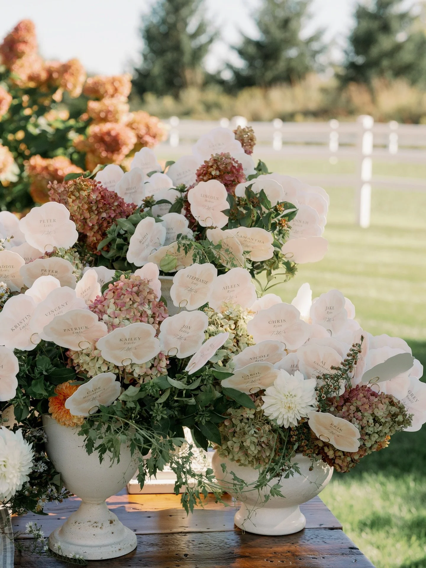 Seating display🍁🍂🌸
.
Watercolor blooms for Hailey and Patrick last September
.
Venue @redeemedfarm 
Event Design and Floral @ashleyfoxdesigns 
Photography @maritwilliamsphoto 
Videography @31films 
Beauty @heathertrachsel @cristinarubiomakeup 
Cat