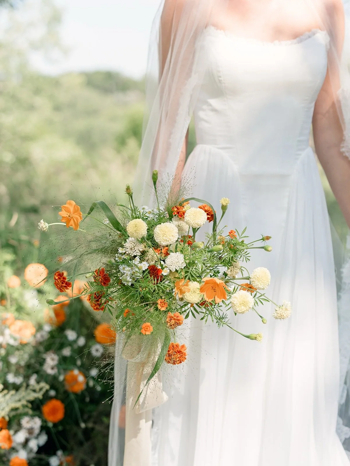 Marigold moment💛🧡
.
This humble flower having their closeup back in August for the Cultivating Beauty workshop featured @neweddingday 
.
Host, Venue, &amp; Flower Supplier
@petalandthornsc 
Event Design &amp; Instruction @ashleyfoxdesigns 
Coordina