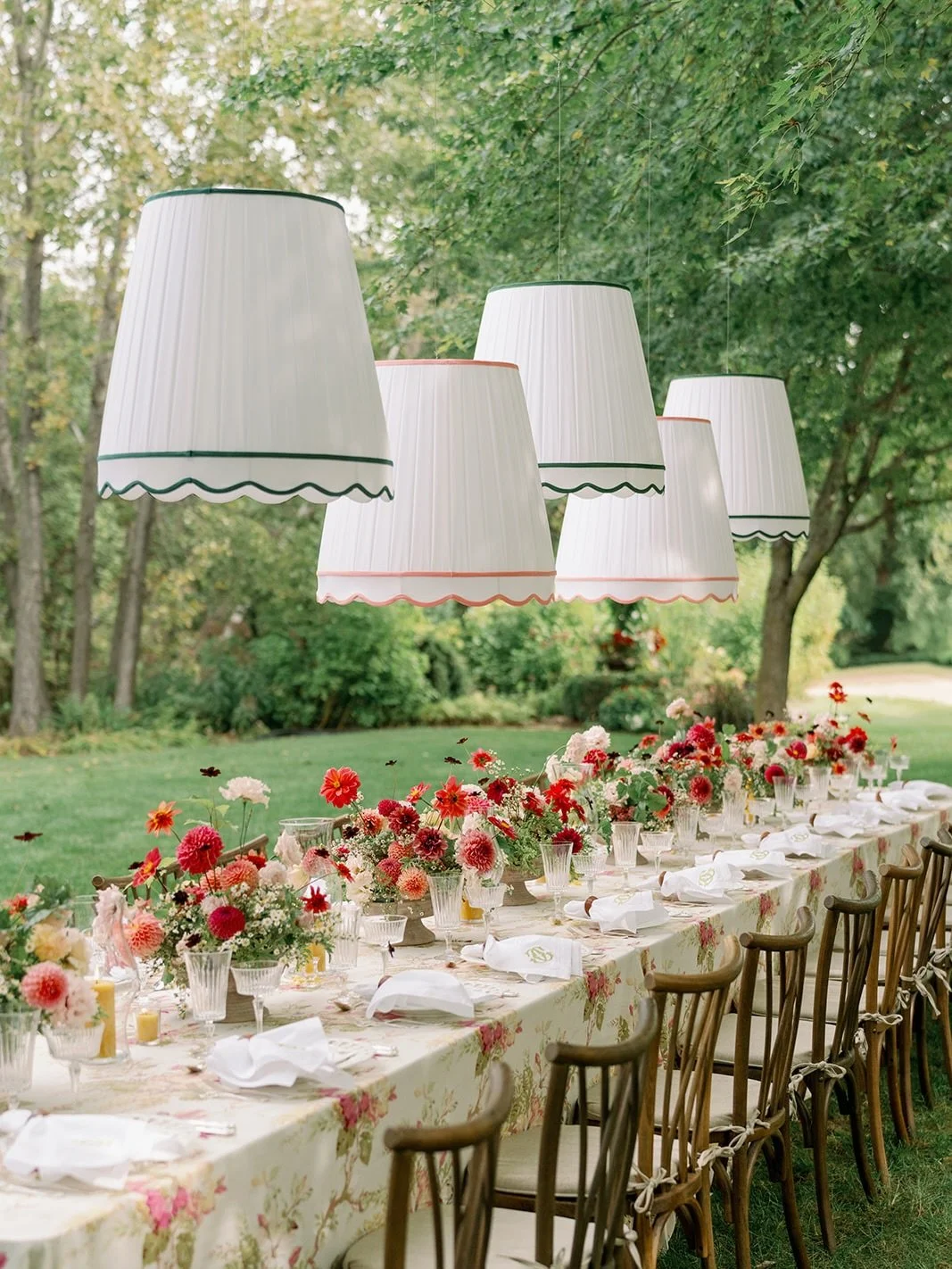 Dahlias in September🌸🩷🥗🥬🫜
.
For the Grow &amp; Gather workshop when everything was in bloom 
.
Planning &amp; Design @archifete 
Workshop Host &amp; Floral @ashleyfoxdesigns 
Venue Sarah&rsquo;s Cottage Creations Flower Farm
@sarahbuerkley 
Phot