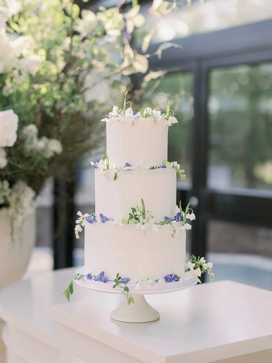 🌱🌱Spring Workshop Announcement🌱🌱
.
Be uplifted with emerging, local blooms in this small-group gathering of creatives for two days of wedding floral designs for your portfolio. 
.
May 18-19
Cedarhurst Mansion, Cottage Grove, MN
.
Link in bio. 
Th