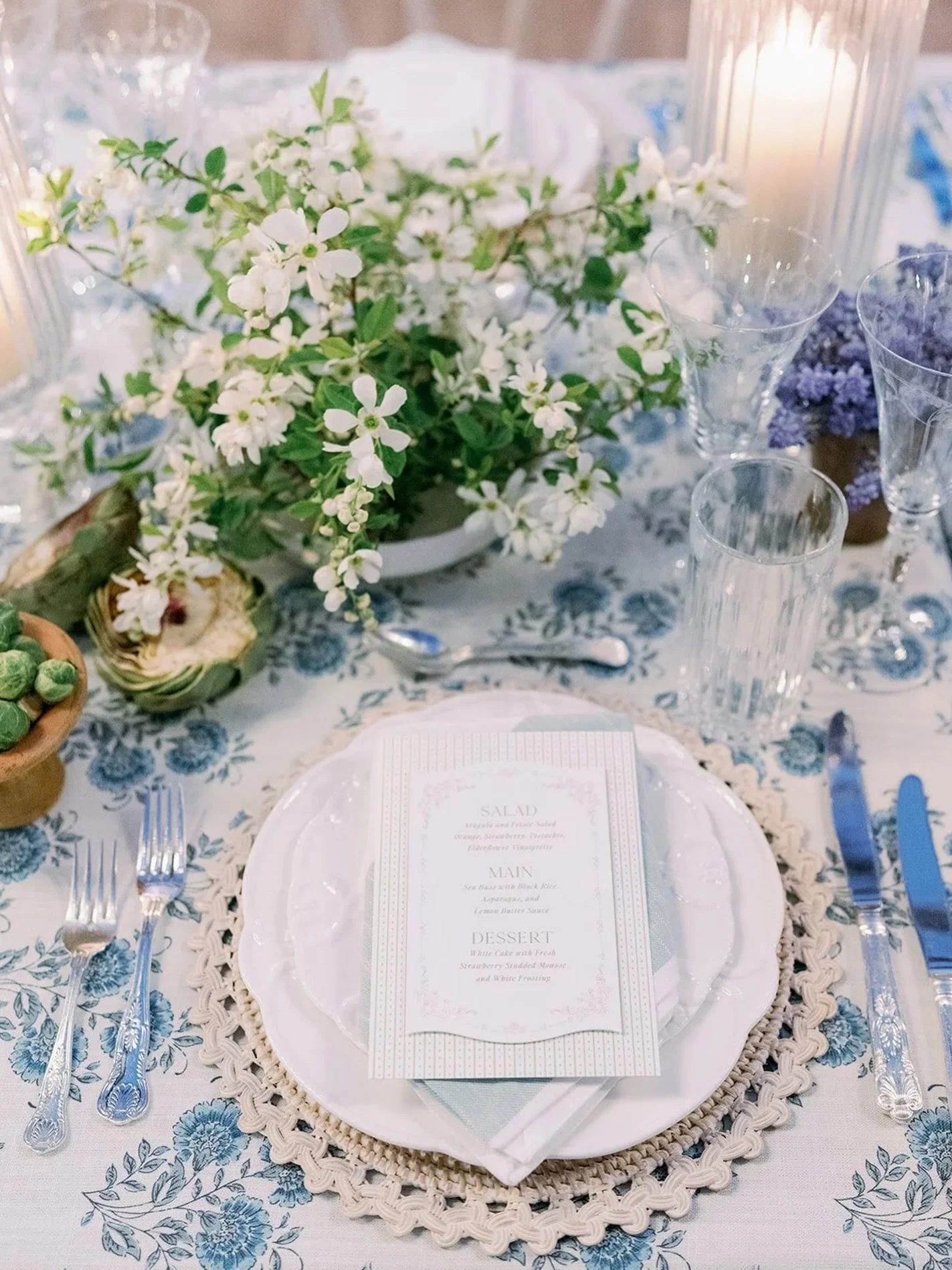Spring textures🩵🥬
.
Recipe of blue hyacinth, pearl brush, artichoke and Brussels sprouts
.
Planning &amp; Design @archifete 
Floral @ashleyfoxdesigns 
Photography @maritwilliamsphoto 
Venue @bavaria_downs 
Rentals @collectedrentals @bbjlatavola @ap