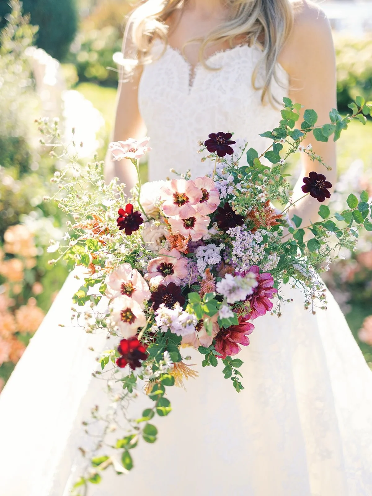 Mimi&rsquo;s bouquet🍃🍂🌸🍇
.
Locally-grown, October blooms for this lakeside wedding at the bride&rsquo;s family home. 
.
Chocolate cosmos and lisianthus tied for MVP flowers that week and not far behind, those grape-toned dahlia from @sarahbuerkle