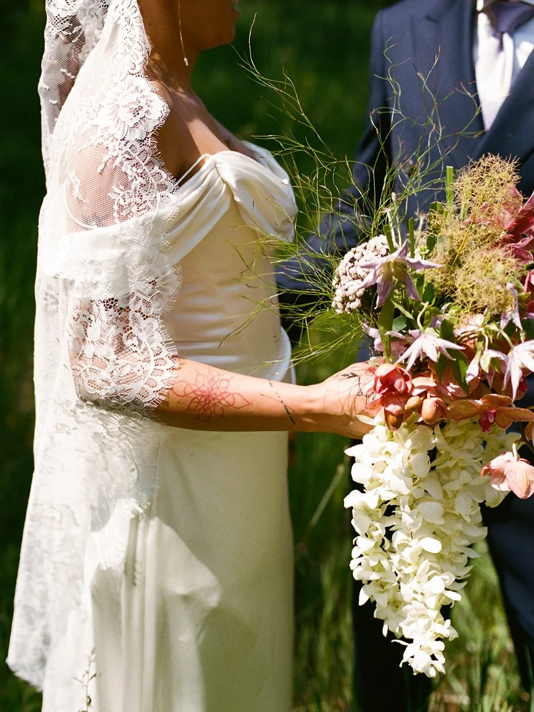 Mikayla&rsquo;s bouquet🐦&zwj;🔥🦚🌱🤍
.
Emu grass, orchids, clematis, papyrus, smoke and giant allium~~~
A memorable bouquet for this thoughtful artist. 
This month marks one year M+T happy anniversary!
.
Photography @ryanastadlerphotography 
Venue 