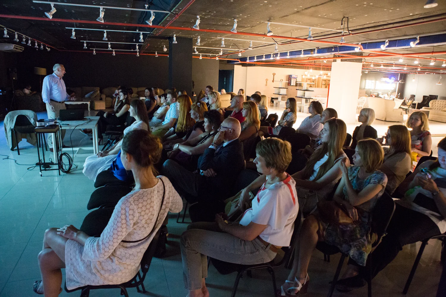 Презентация элитной мебели для ванных комнат в Concept Tile