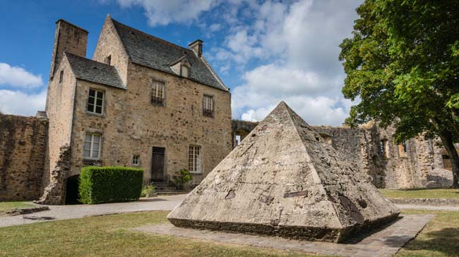 Pascal-Morabito-Pyramide-de-Memoire-Bricquebec-1-650.jpg