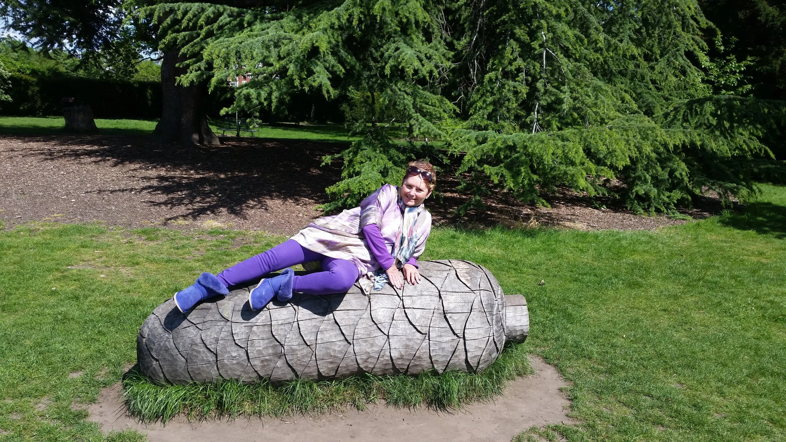 The pinecone sculpture functioning as a probably not so comfortable bench.