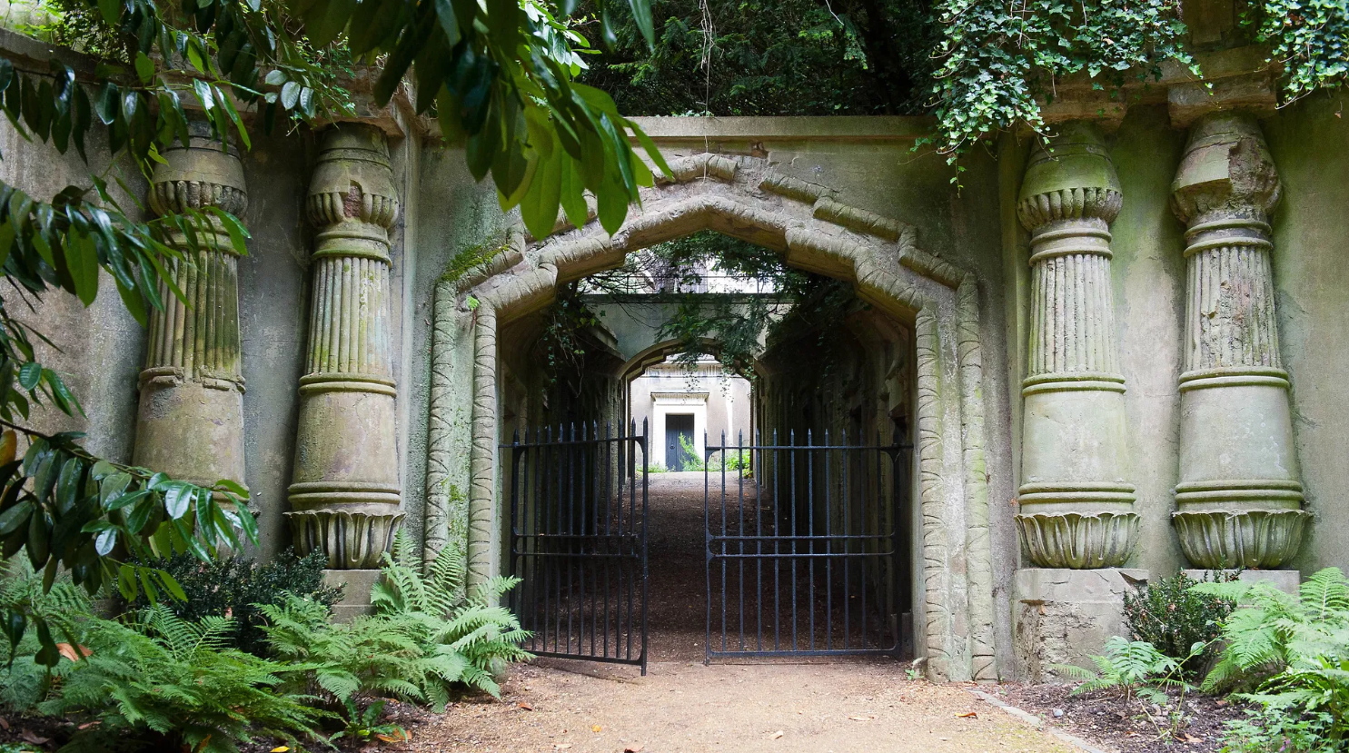 Volunteer complimentary guided tour of Highgate Cemetery