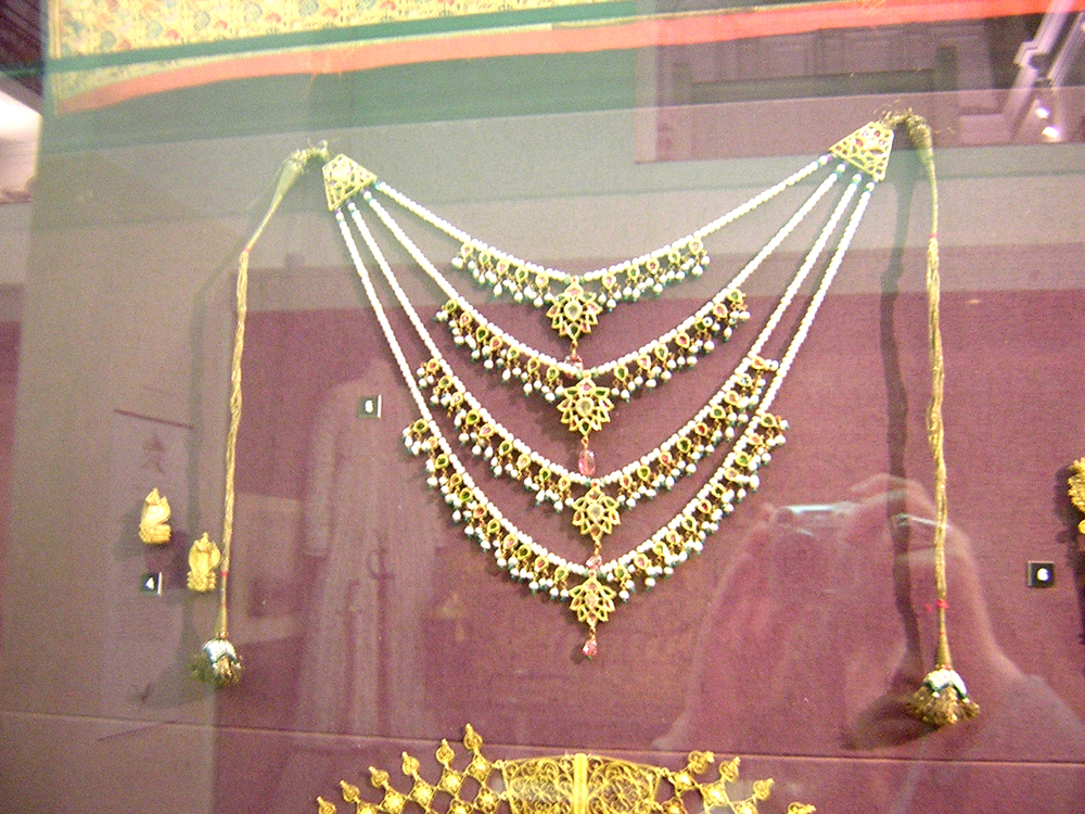 V&A pearl necklace..jpg