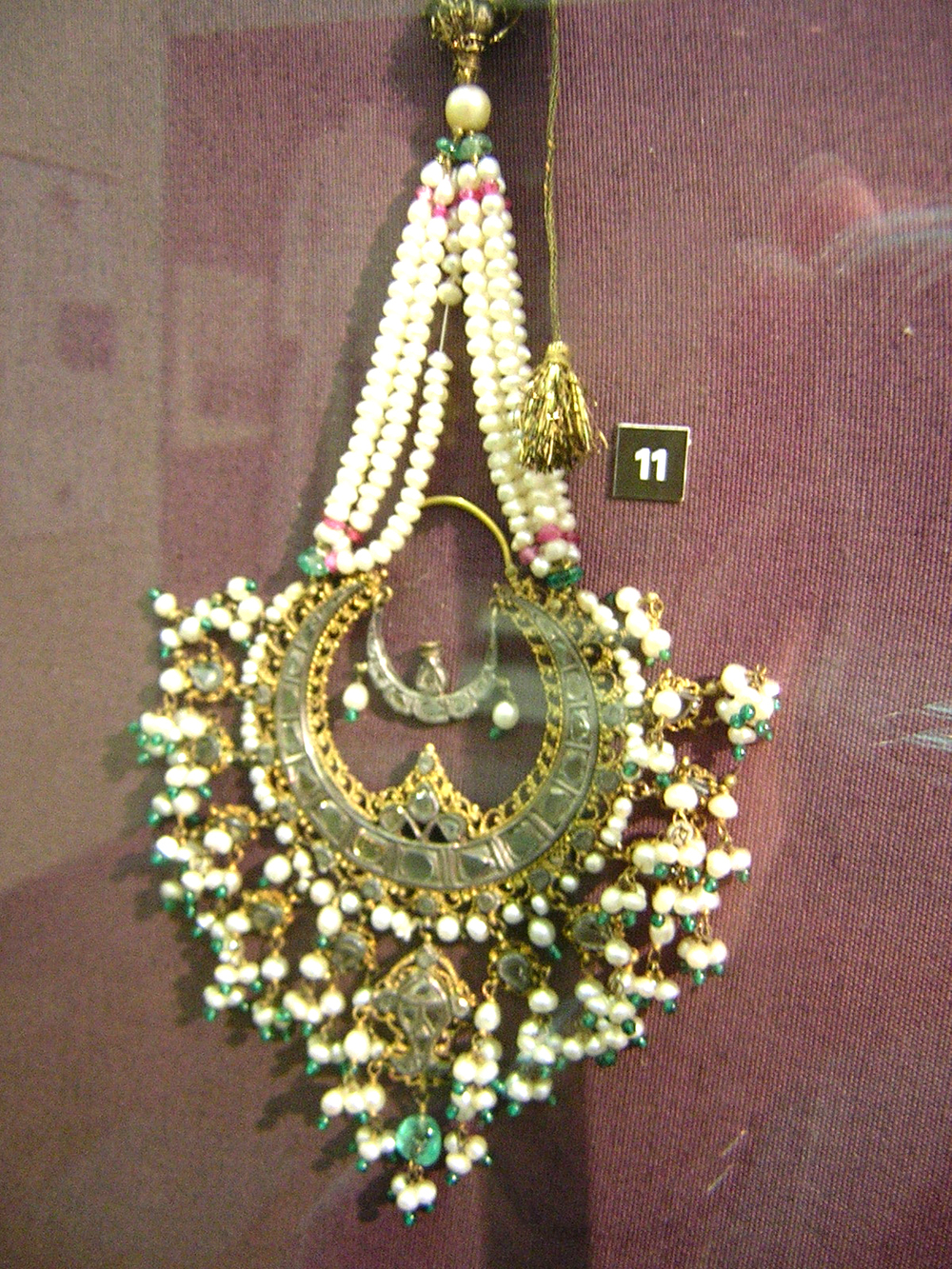 V&A large pearl earring (1).jpg