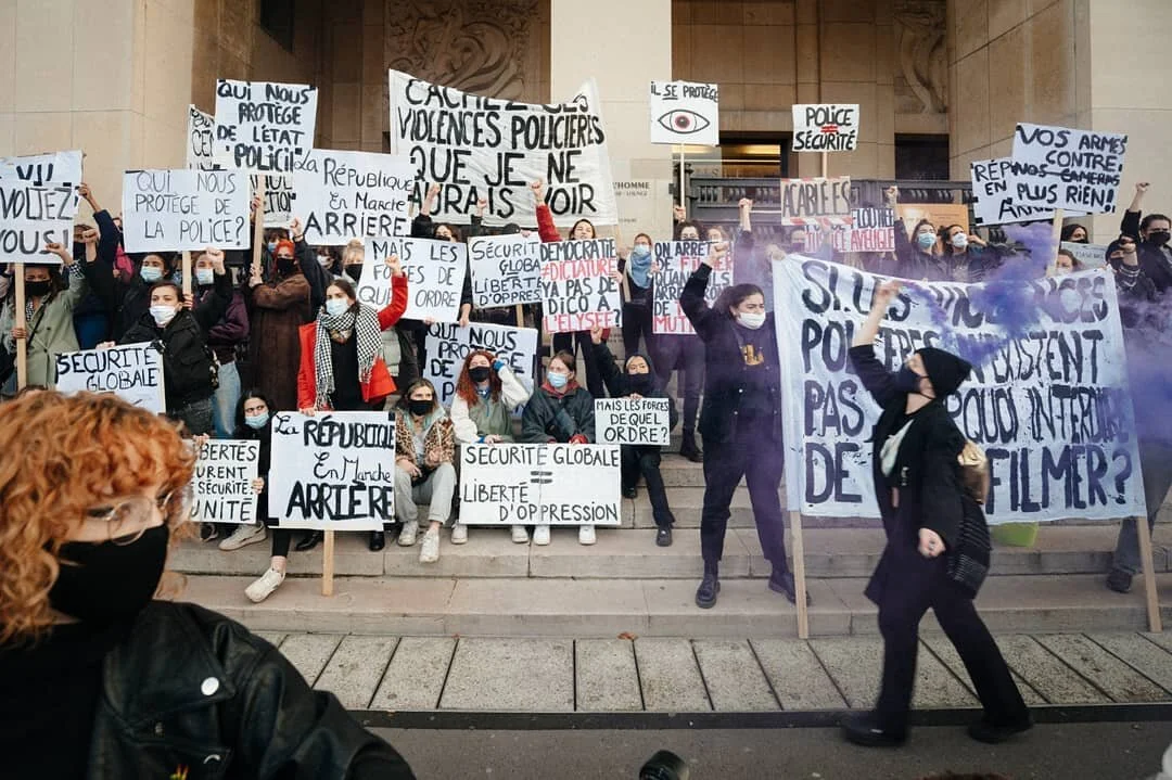 Rassembl&eacute;es &agrave; #trocadero contre la proposition de #lois&eacute;curit&eacute;globale. Des collectifs f&eacute;ministes ont aussi fait entendre leurs voix. ⁠
-⁠
#pplsecuriteglobale #stoplois&eacute;curit&eacute;globale #libertedelapresse⁠