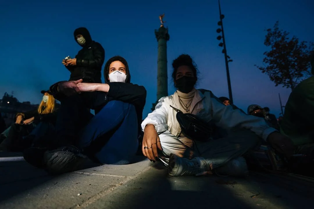 Sur la place de la Bastille, &agrave; Paris, lors de la #marchedeslibert&eacute; contre la #LoiSecuriteGlobale⁠
⁠
#manifestation #LoiSecuriteGlobale #Violencepolicieres #StopLoiSecuriteGlobale #libertedelapresse #LiberteDexpression