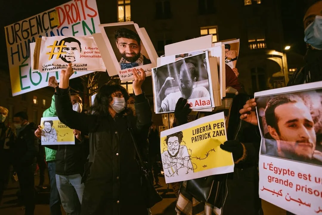 Rassemblement devant l'Assembl&eacute;e nationale pour protester contre la venue &agrave; Paris du pr&eacute;sident &eacute;gyptien al-Sissi. Ce pays compte aujourd&rsquo;hui 60 000 prisonniers politiques selon les ONG de d&eacute;fense des #droitshu
