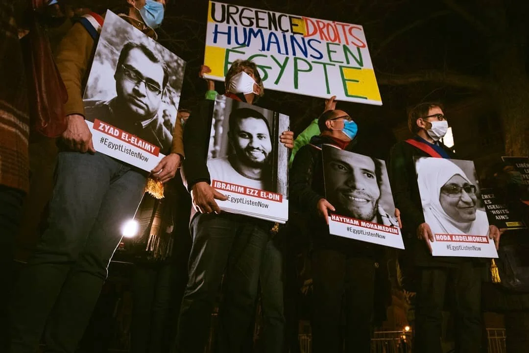 Rassemblement devant l'Assembl&eacute;e nationale pour protester contre la venue &agrave; Paris du pr&eacute;sident &eacute;gyptien al-Sissi. Ce pays compte aujourd&rsquo;hui 60 000 prisonniers politiques selon les ONG de d&eacute;fense des #droitshu