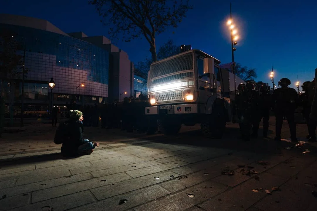 Sur la place de la Bastille, &agrave; Paris, lors de la #marchedeslibert&eacute; contre la #LoiSecuriteGlobale⁠
⁠
#manifestation #LoiSecuriteGlobale #Violencepolicieres #StopLoiSecuriteGlobale #libertedelapresse #LiberteDexpression #streetsansfrontie