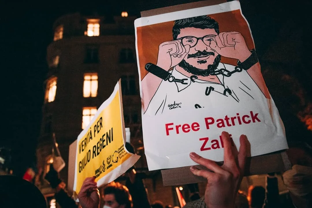 Rassemblement devant l'Assembl&eacute;e nationale pour protester contre la venue &agrave; Paris du pr&eacute;sident &eacute;gyptien al-Sissi. Ce pays compte aujourd&rsquo;hui 60 000 prisonniers politiques selon les ONG de d&eacute;fense des #droitshu