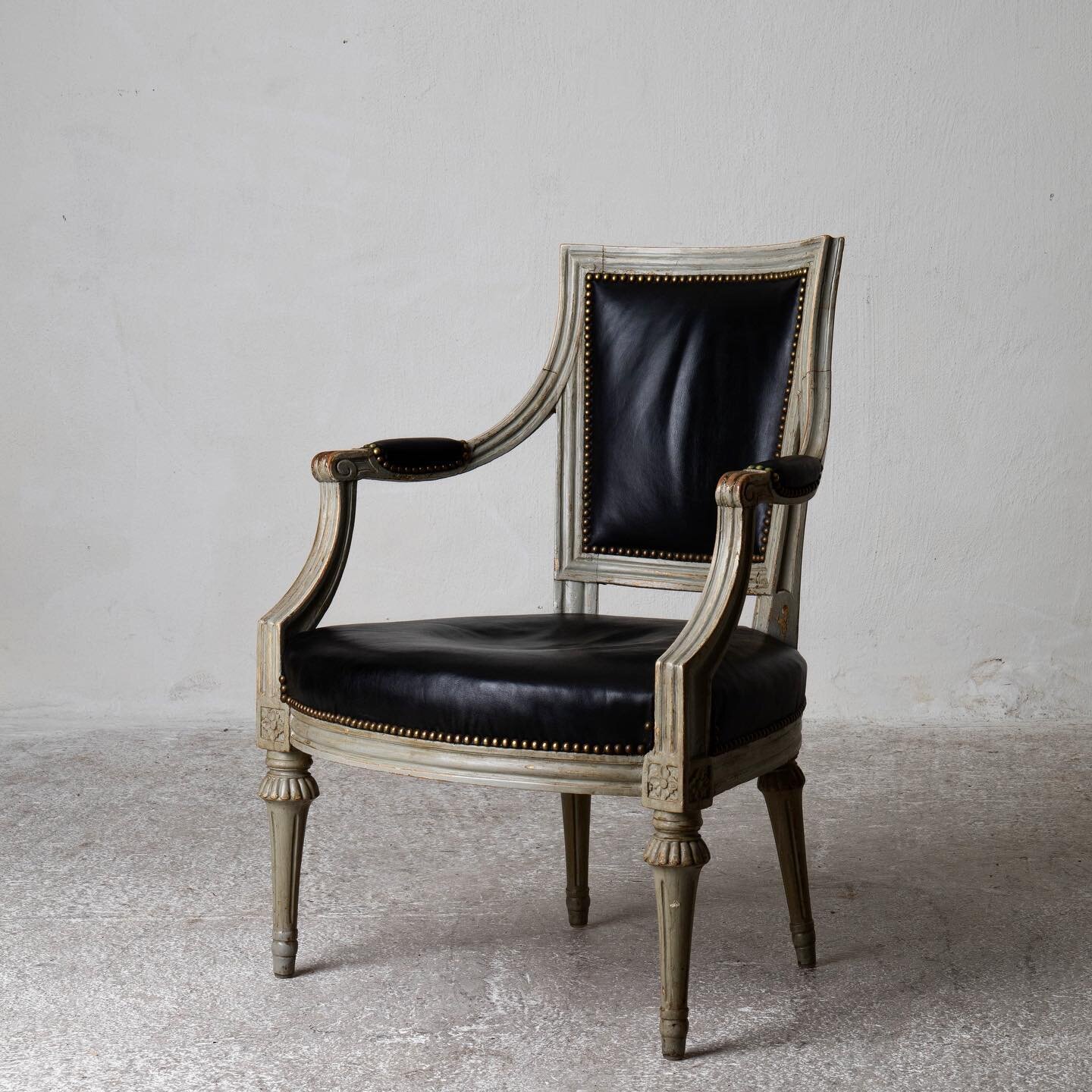 A Single Lady. Armchair made during the Gustavian period 1790-1810 in Sweden. Available on www.laserow.nyc🖤