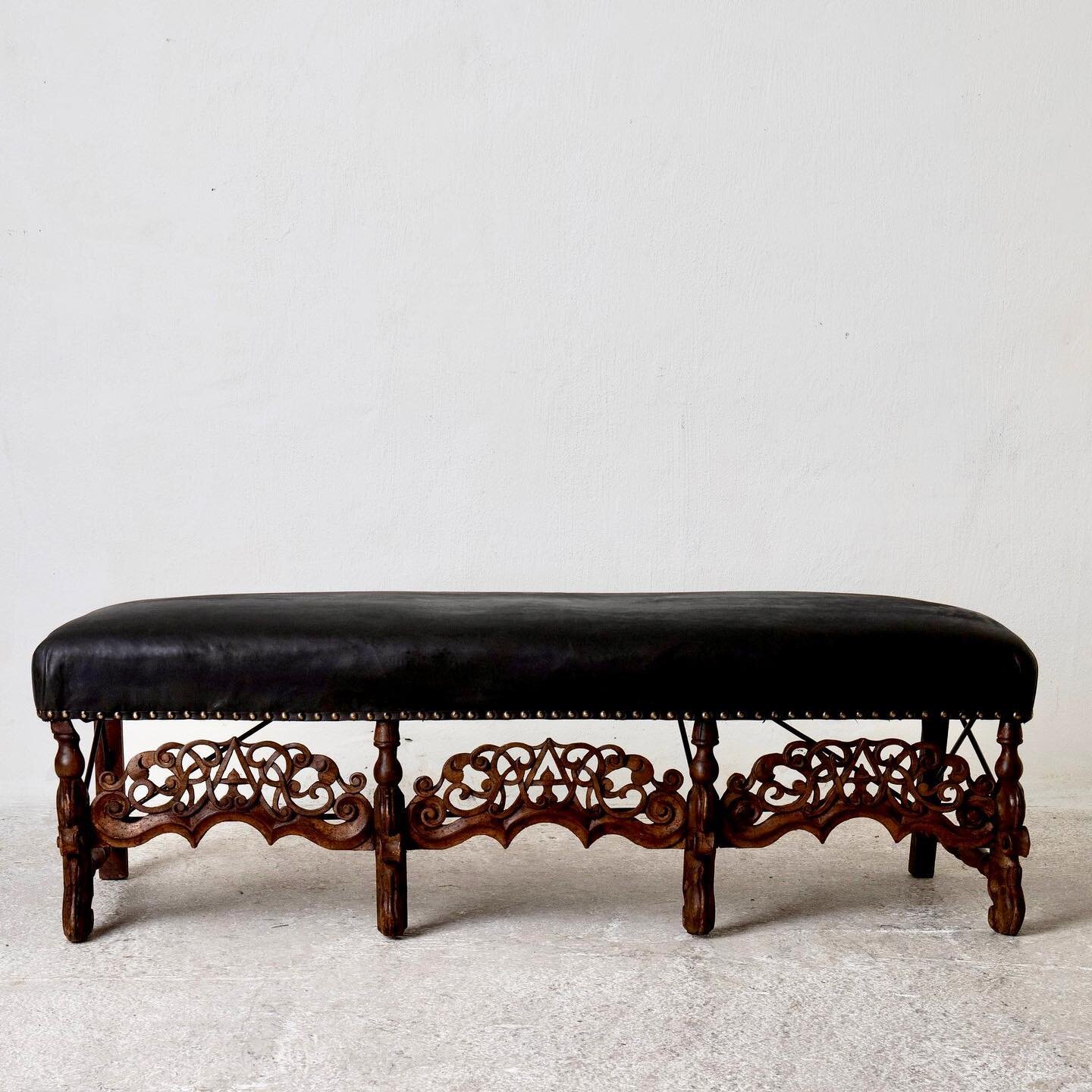 New In: A truly handsome bench made during the Baroque period 1650-1750. 🖤