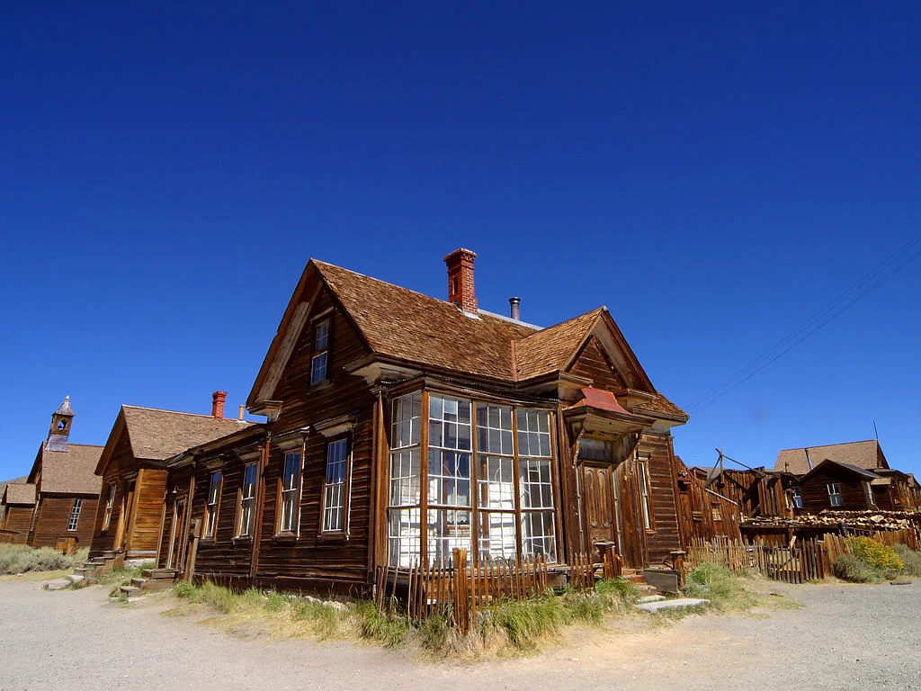 Like this only with considerably more mulch- "Bodie ghost town" by PDPhoto.org - Licensed under Public Domain via Commons 