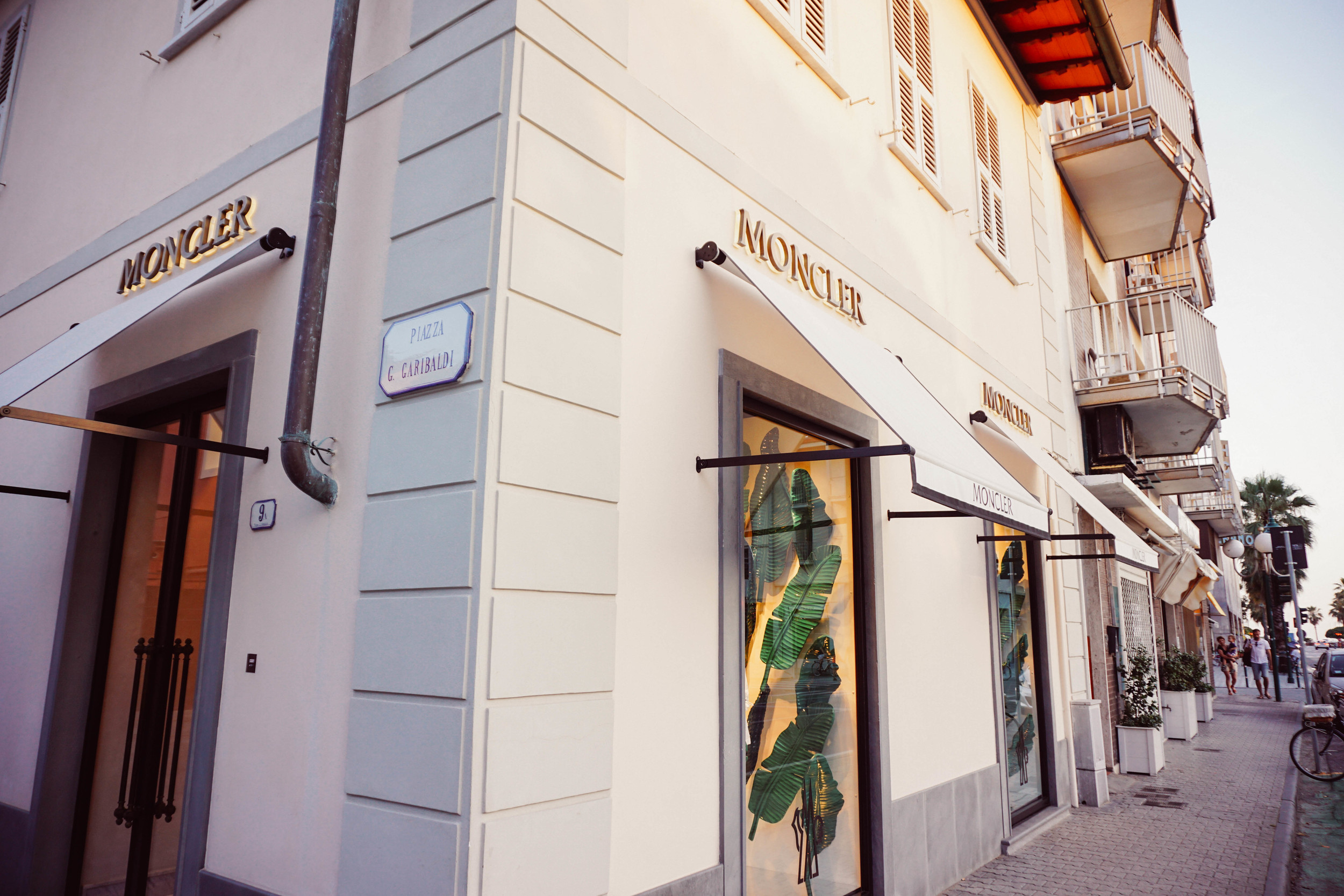Forte dei Marmi, fashion style. Moncler Store.