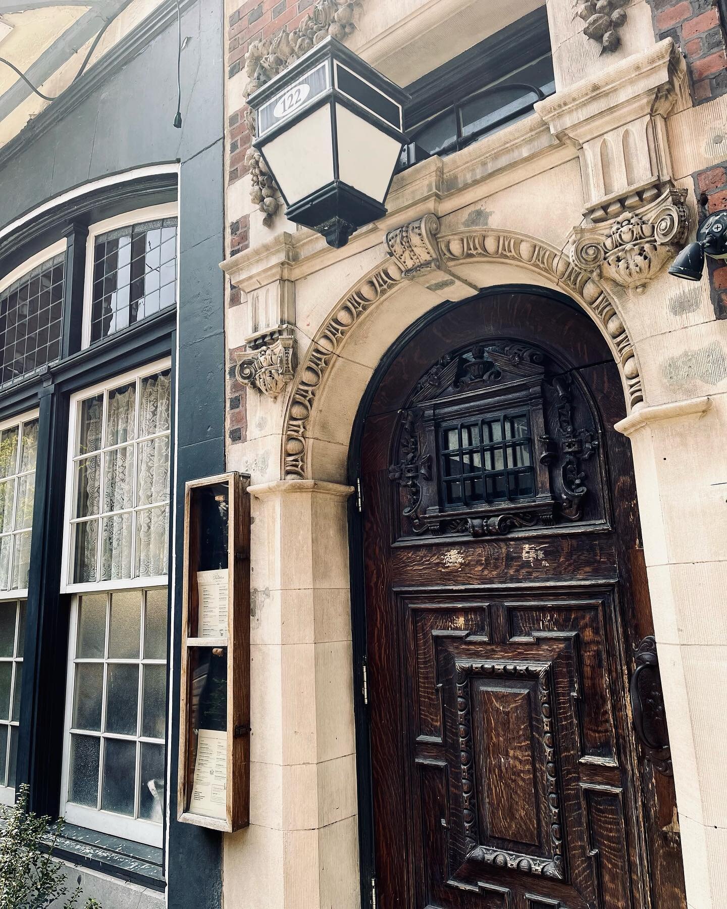 Can a door be Sexy? 
.
.
.
.
.
#thedandelion #rittenhouse #patravel #pennsylvaniatravel #britishfood #richarchitecture #architectureinspo #moodyaesthetic #architecturelovers #detaileddoor #doorsofinstagram #woodendoor #moodytones