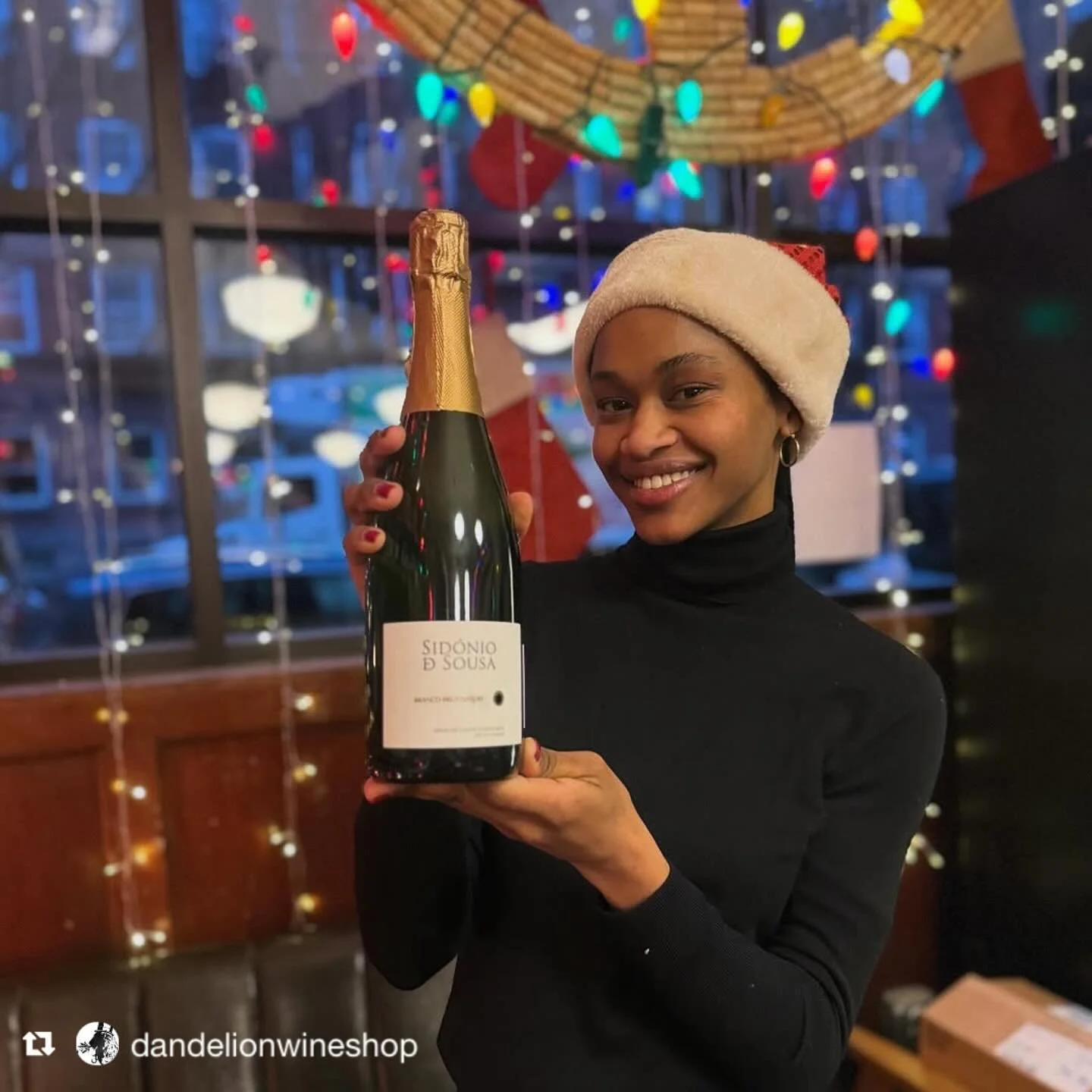 ❤️❤️🥂🍾 Repost from @dandelionwineshop
&bull;
HOLIDAY STAFF PICK! AYAN says,
In my family Christmas means bagels, lox, and mimosas for brunch! The Sidonio Sparkling is a Portuguese wine made in the champagne method. It&rsquo;s bright, aromatic, and 