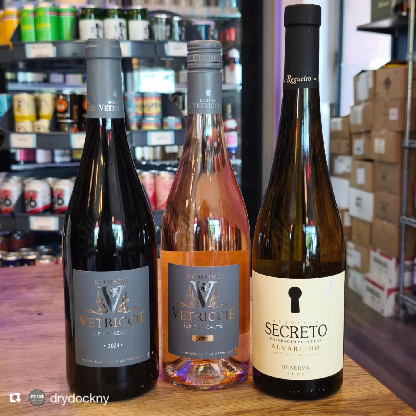 Vinho Verde Season 💚 Repost from @drydockny
&bull;
We got a Secreto we wanna share with you 🤫 Wanna try some Corsican wine well of course ya can, got great stuff open today at the shop!

FREE TASTING 5 - 7:30 PM

VETRICCIE RED - The red wine from D