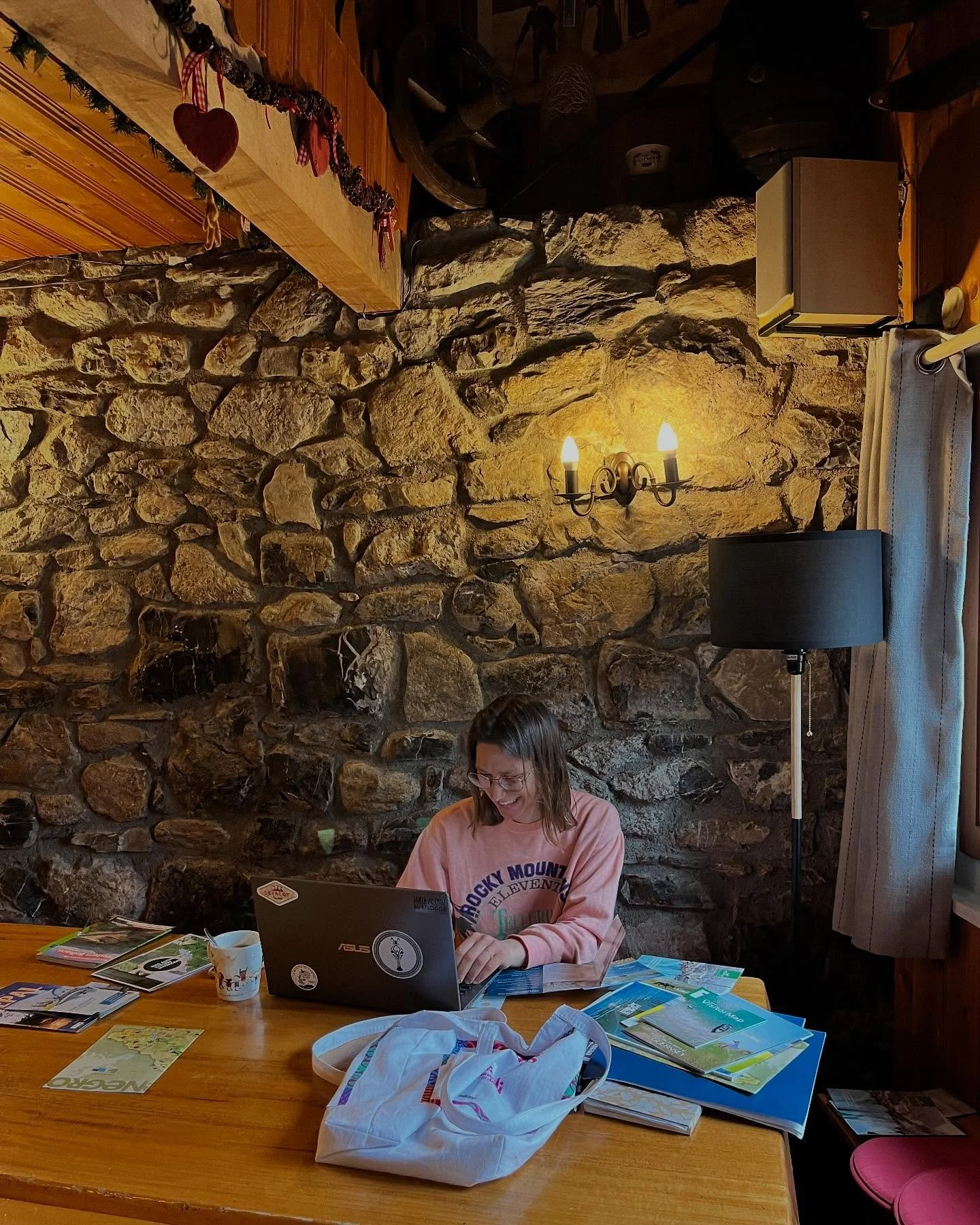 Chef Carola getting inspired💡lovely to sit on your laptop an arms reach from cake &amp; coffee 🤤

#ChaletCh&acirc;taigne #chaletholiday #skichalet #france #frenchalps #alpinebreak #chatel #portesdusoleil
