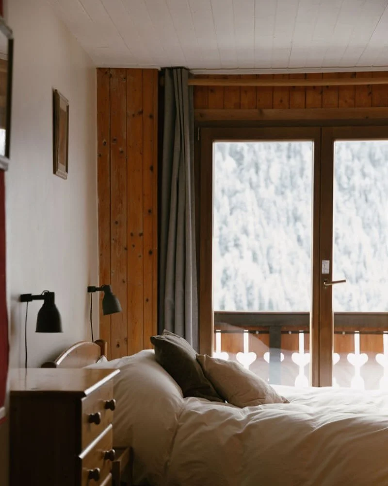 Thinking about a spontaneous spring getaway to the Alps? We have just a few rooms left:

&bull; This weekend (22&ndash;29 March): 4 rooms
&bull; Early April (5&ndash;12): 5 rooms
&bull; Mid-April (12&ndash;19): 4 rooms

Enjoy mornings on the slopes, 