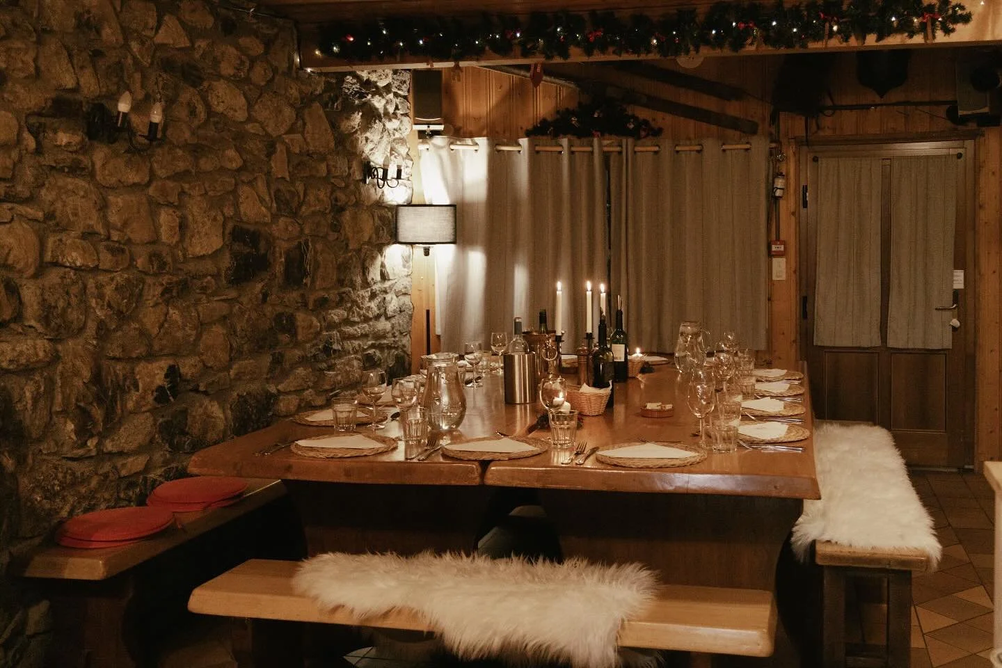 If you&rsquo;re considering a last minute escape to the mountains for the final week in resort, we&rsquo;re offering a last min deal of &pound;395pp! 

Only 3 rooms remaining&hellip; drop us an email at hello@skialot.com to enquire.

Can&rsquo;t beat