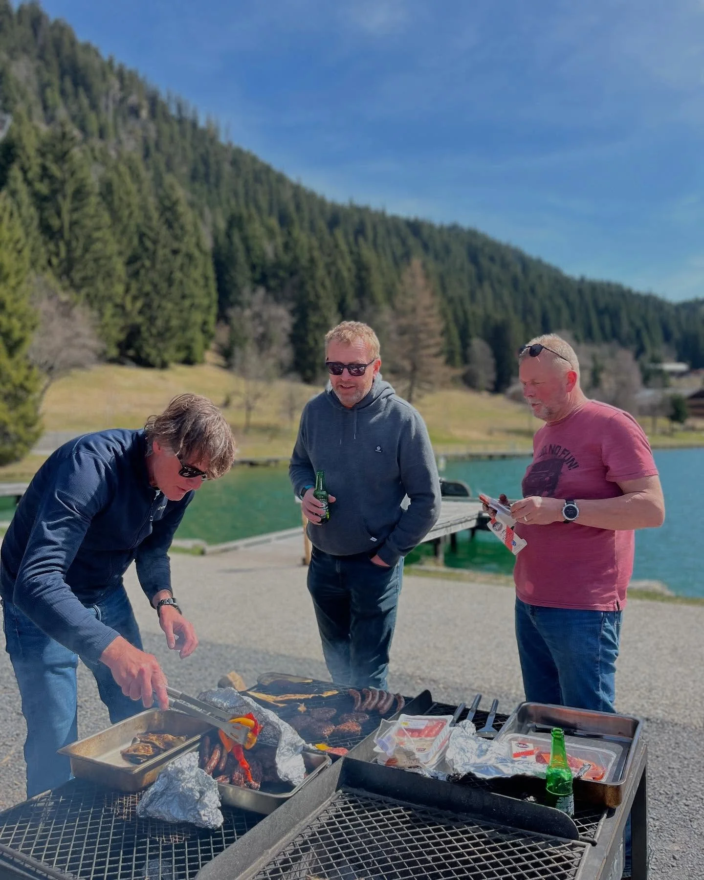 Man Vs BBQ 🍻

Dreamy settings to get together up at Lac Vonnes (20 min walk from chalet) to cook lakeside in the sun.

Coal &amp; electric BBQs were installed last year&hellip; and better yet&hellip; they are free to use. Just rock up 😎

One of our
