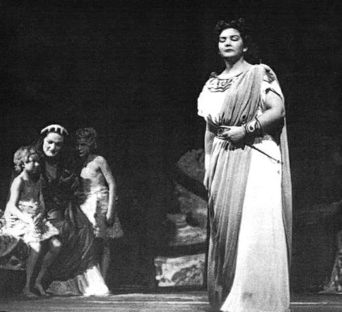  Joan Sutherland (L), Maria Callas (R), 1952 Royal Opera, Covent Garden