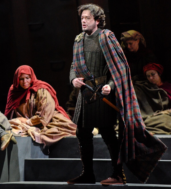 Tenor Arturo Chacón-Cruz as Macduff