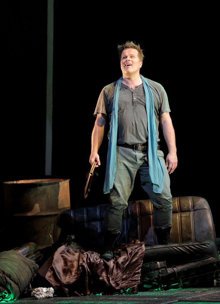 Daniel Brenna as Siegfried