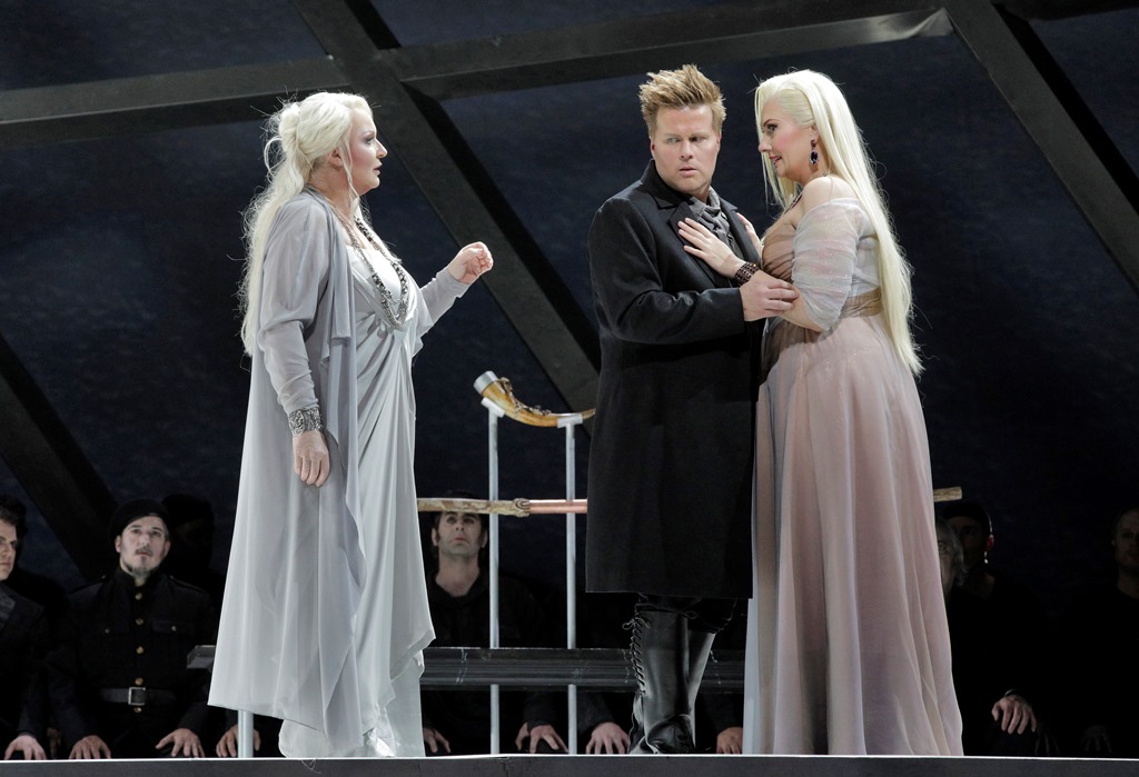  Iréne Theorin as Brünnhilde, Daniel Brenna as Siegfried and Melissa Citro as Gutrune 