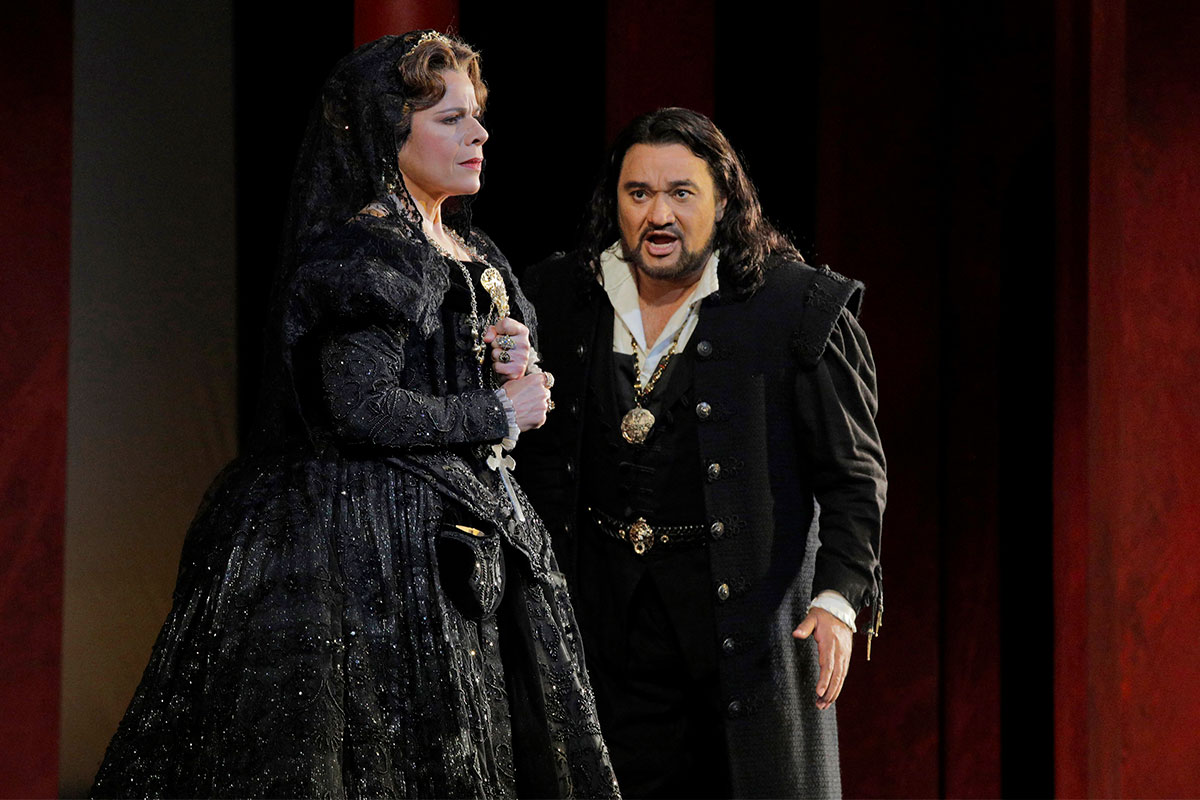 Martinez as Elisabetta, Vargas as Carlo