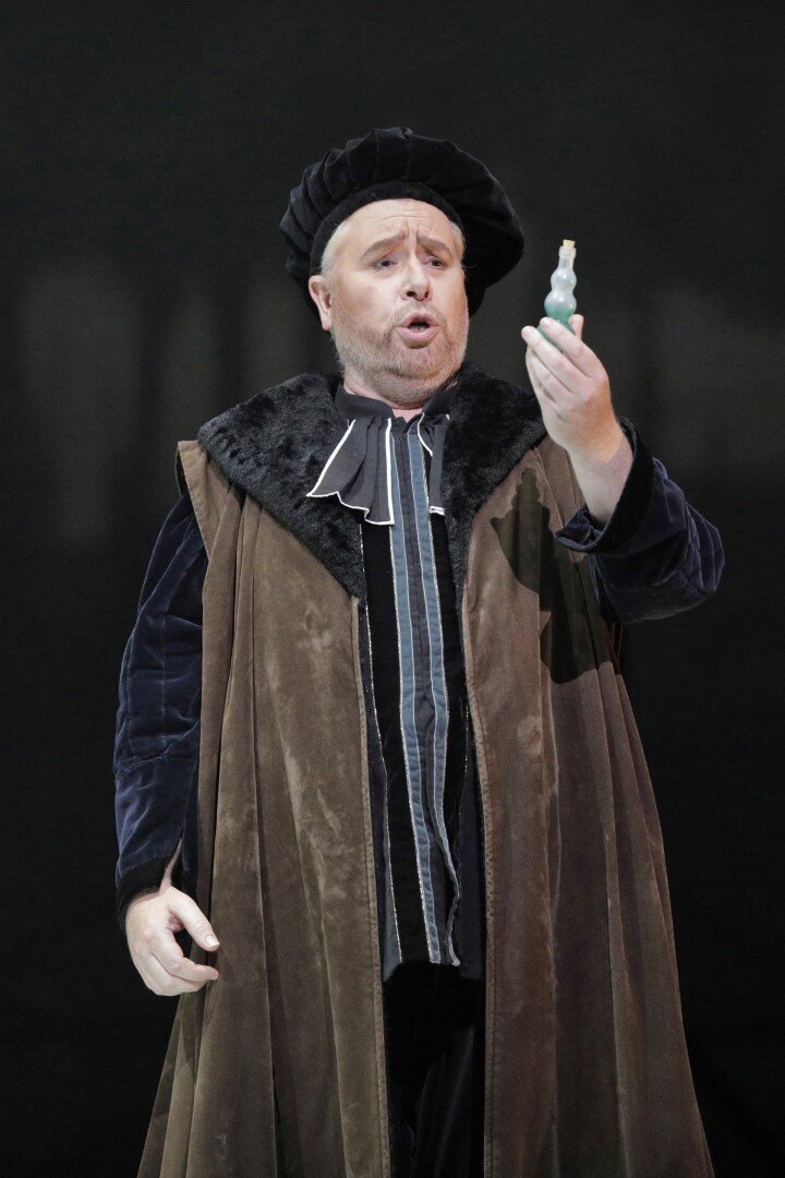  James Creswell as Friar Lawrence 
